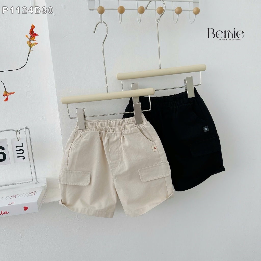 Bộ sơ mi cổ tàu Hàn Quốc cho bé trai, bộ sơ mi cổ trụ trơn phối nắp túi phối quần kaki cá tính P1124B30