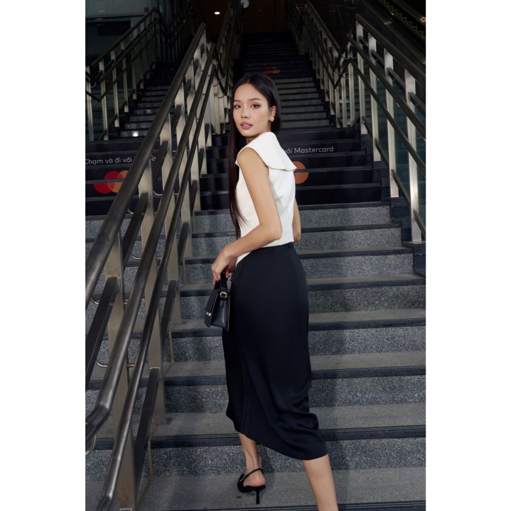 Set đồ công sở áo peplum cổ lá màu trắng / đen và chân váy A-line đen – Vella VA24023 VV24097