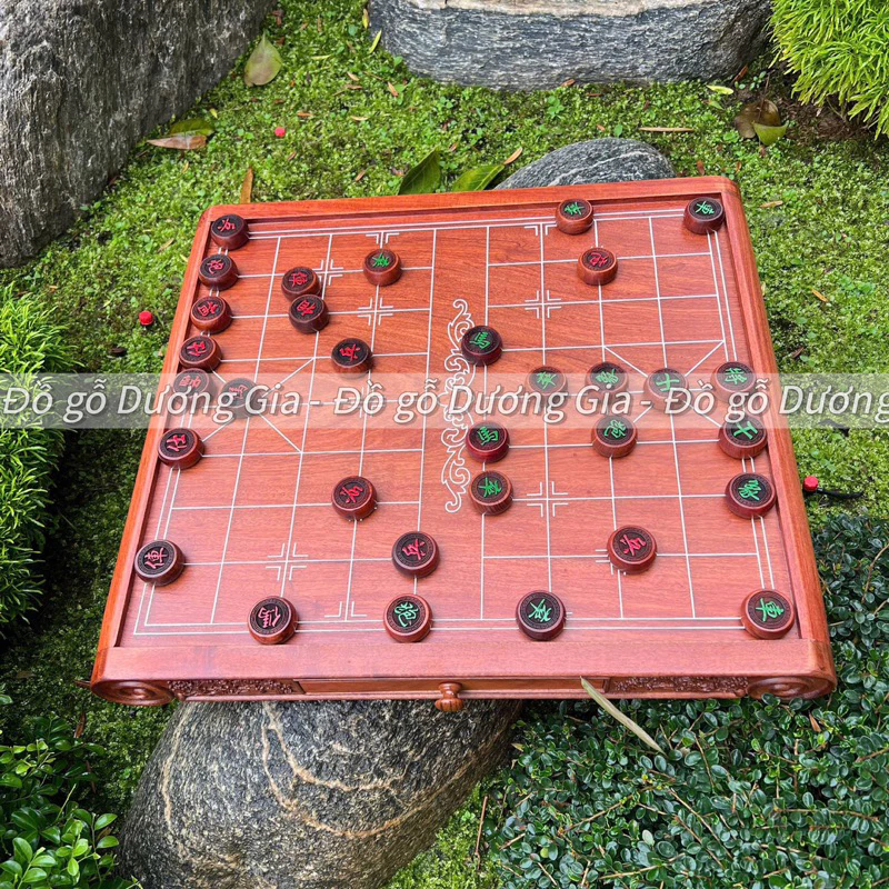 Bàn cờ tướng bằng gỗ mẫu chân quỳ triện hoa mai