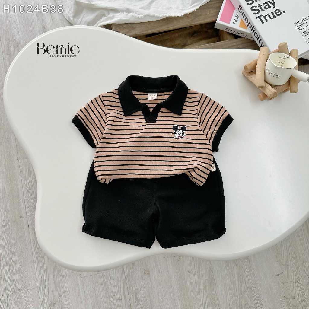 Set cộc tay polo kẻ ngang màu nâu thêu mickey, bộ cổ đức hoạ tiết kẻ phối quần kaki H1024B38