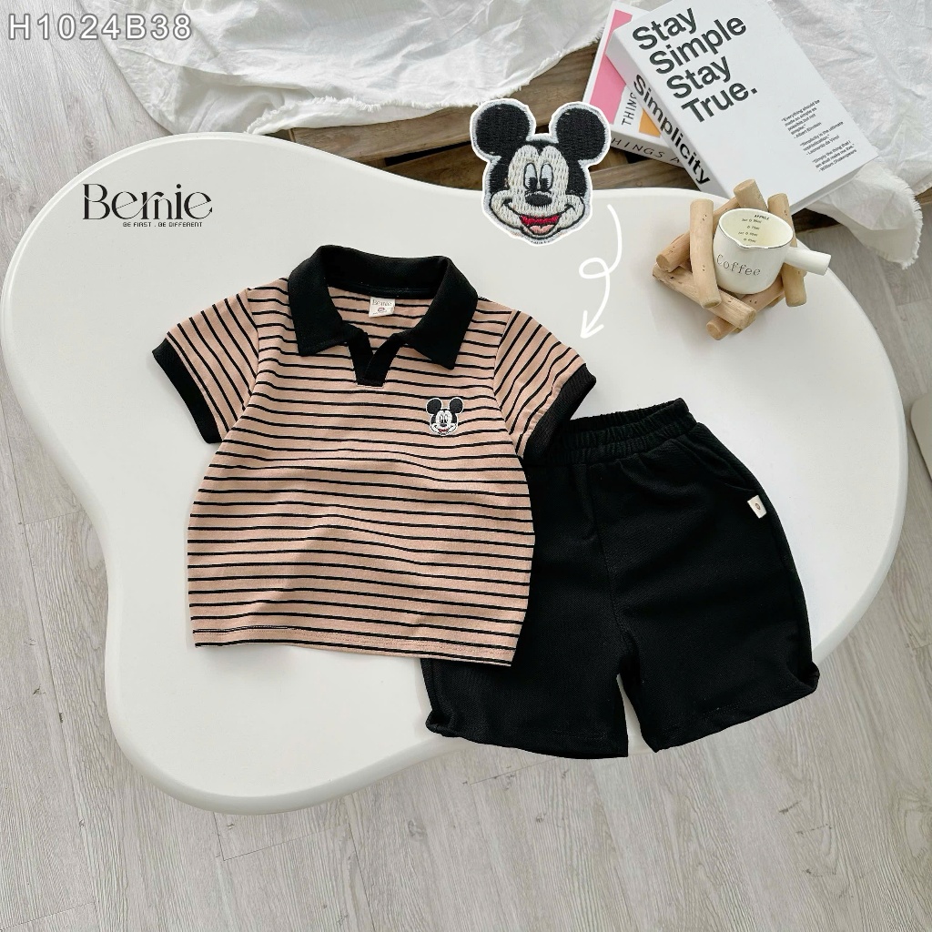 Set cộc tay polo kẻ ngang màu nâu thêu mickey, bộ cổ đức hoạ tiết kẻ phối quần kaki H1024B38