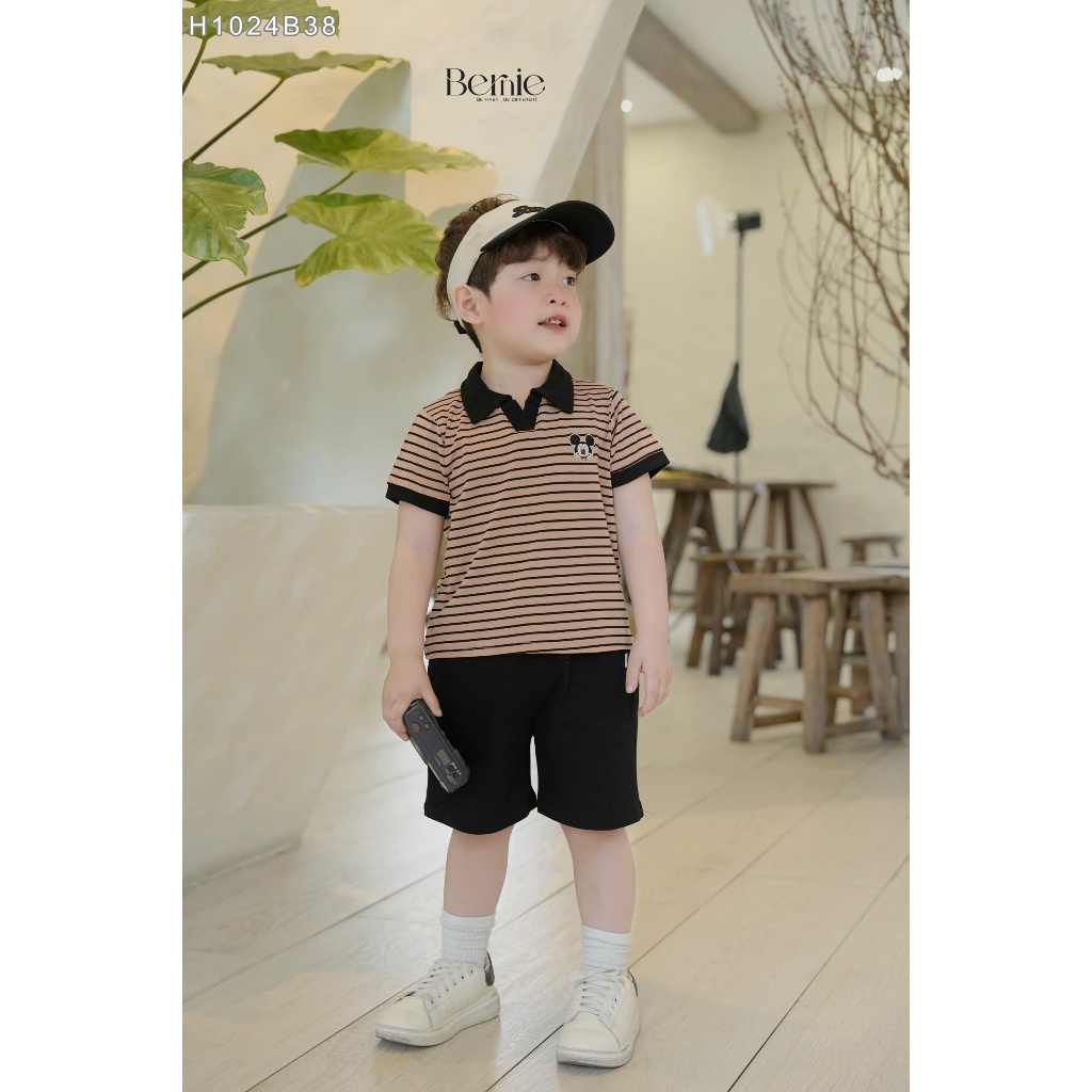 Set cộc tay polo kẻ ngang màu nâu thêu mickey, bộ cổ đức hoạ tiết kẻ phối quần kaki H1024B38