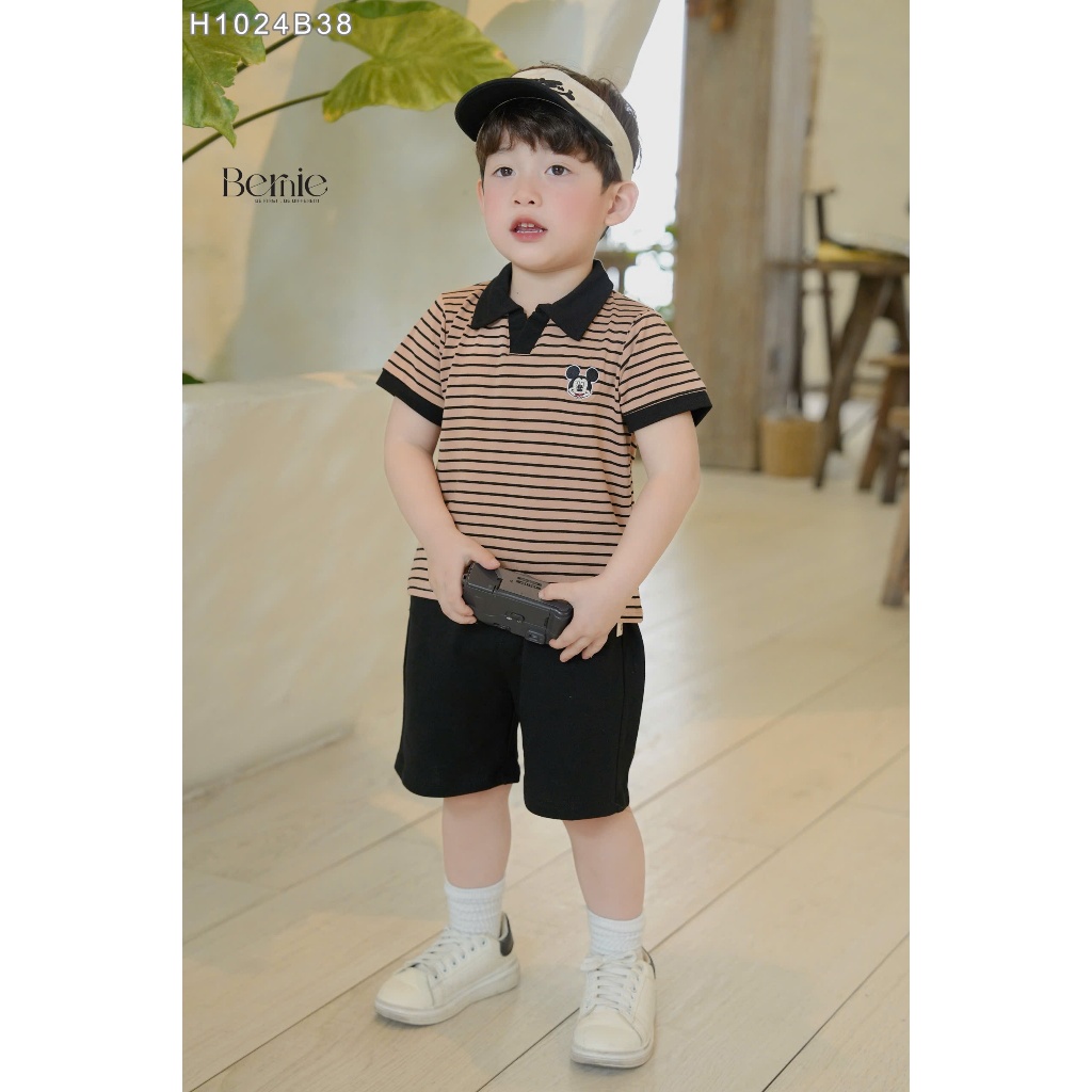 Set cộc tay polo kẻ ngang màu nâu thêu mickey, bộ cổ đức hoạ tiết kẻ phối quần kaki H1024B38