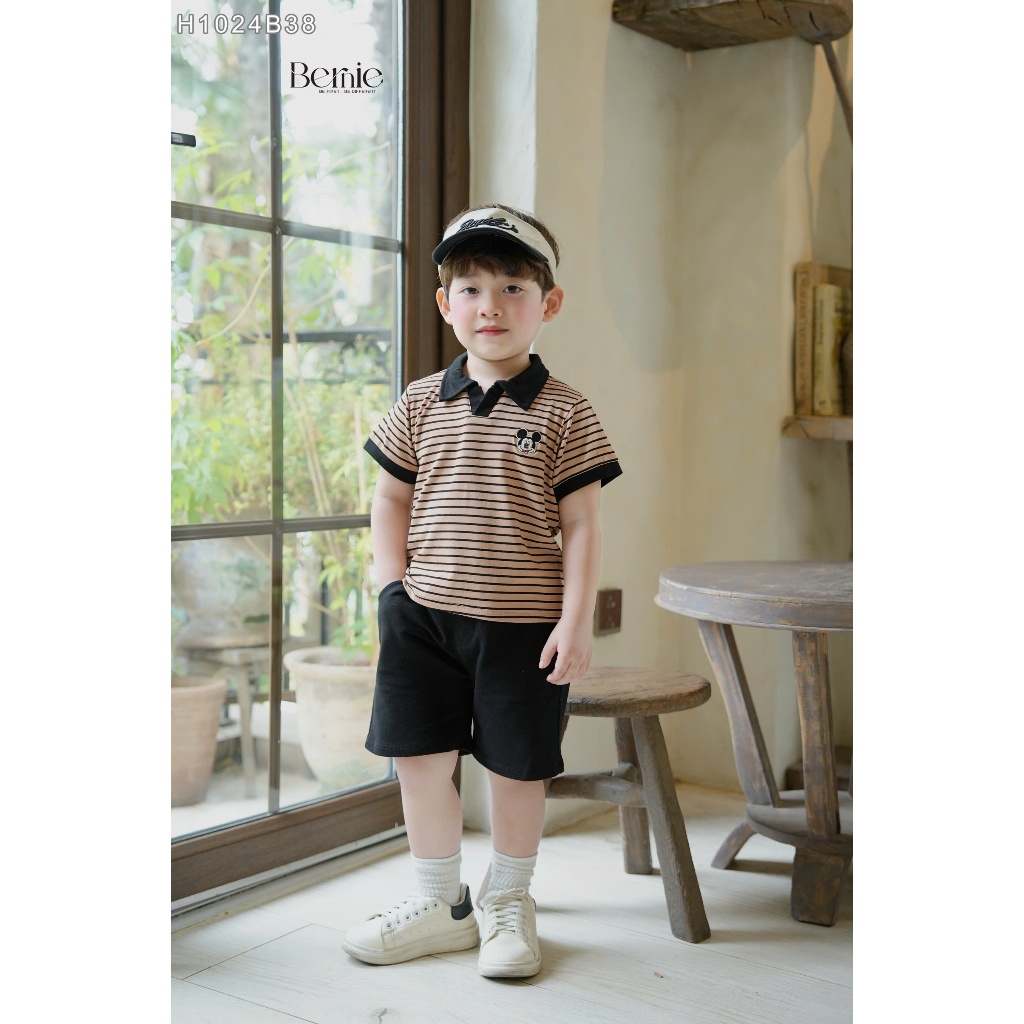 Set cộc tay polo kẻ ngang màu nâu thêu mickey, bộ cổ đức hoạ tiết kẻ phối quần kaki H1024B38