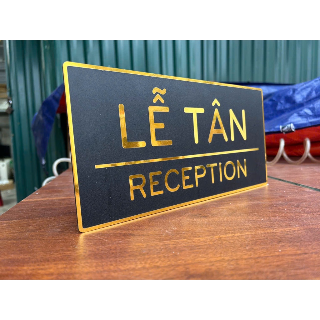 BIỂN LỄ TÂN NHÀ HÀNG, KHÁCH SẠN CÓ CHÂN ĐỠ PHÍA SAU