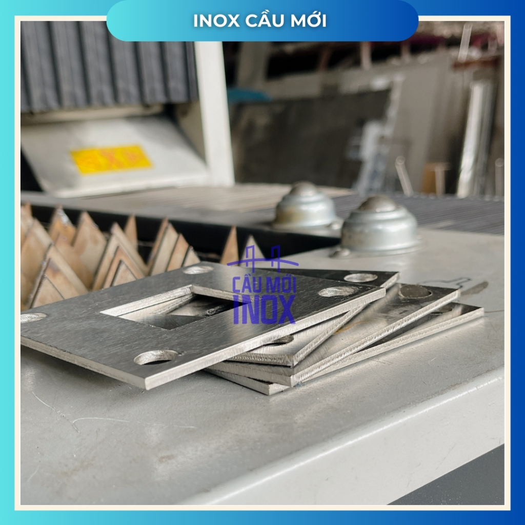 Bản mã vuông inox 304, kích thước ngoài 100mm, trong 40mm, độ dày 10ly, lỗ 15mm cắt laser chính xác
