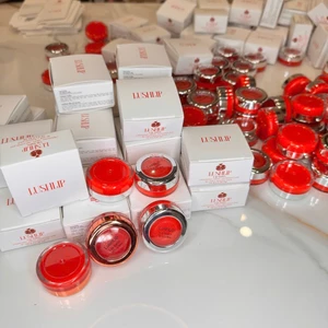 Dưỡng môi LUSHLIP VIP 2025 chiết xuất từ Lựu Đỏ, sử dụng kích màu môi