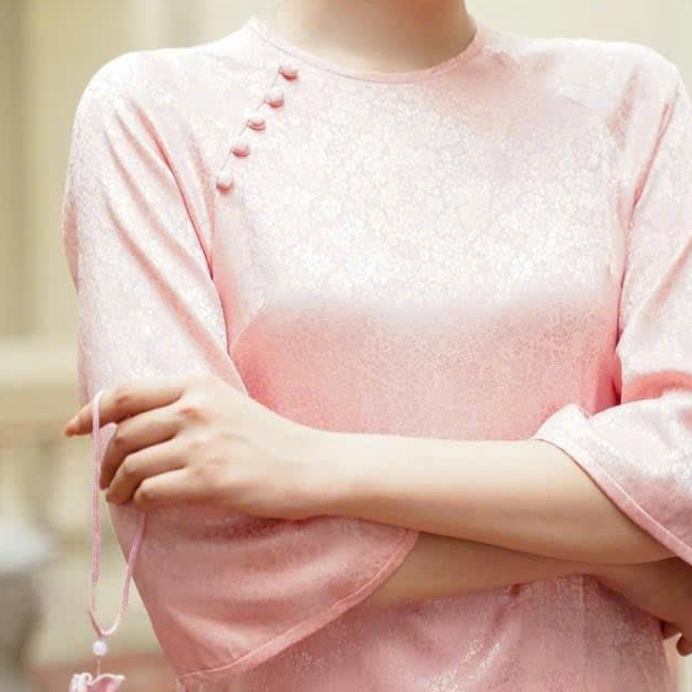 Áo dài dáng suông cách tân đủ màu, chất gấm tơ tằm, cổ tròn phối cúc bọc - áo dài truyền thống lụa gấm 2 tà