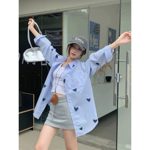 M.H STYLE ORDER Áo sơ mi màu xanh in hình tình yêu nữ mùa xuân 2025 mới rộng rãi giảm béo vừa và dài kem chống nắng