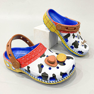 Sục Toy Story Woondy trẻ em, sục bò sữa tặng kèm charm y hình, dép sục chống trượt kháng khuẩn tốt an toàn cho bé
