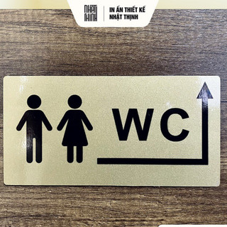BẢNG WC CHUNG • BIỂN WC ALU NHŨ VÀNG CÓ MŨI TÊN CHỈ HƯỚNG [V04]