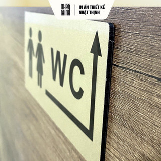 BẢNG WC CHUNG • BIỂN WC ALU NHŨ VÀNG CÓ MŨI TÊN CHỈ HƯỚNG [V04]