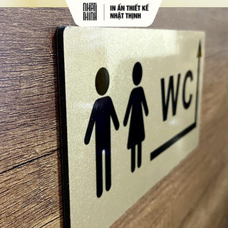 BẢNG WC CHUNG • BIỂN WC ALU NHŨ VÀNG CÓ MŨI TÊN CHỈ HƯỚNG [V04]