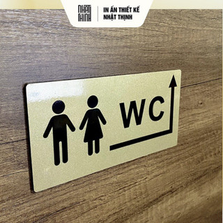 BẢNG WC CHUNG • BIỂN WC ALU NHŨ VÀNG CÓ MŨI TÊN CHỈ HƯỚNG [V04]