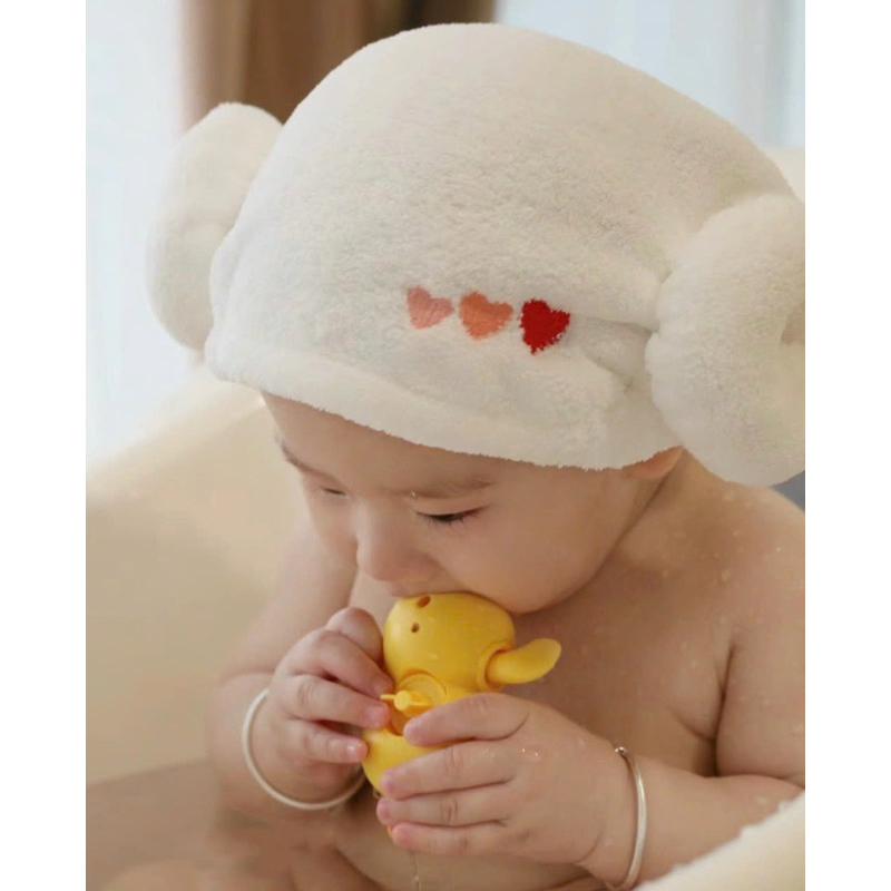 (Sẵn) Mũ chùm đầu tắm bé 2 cục bông quấn trái tim phong cách Hàn Quốc
