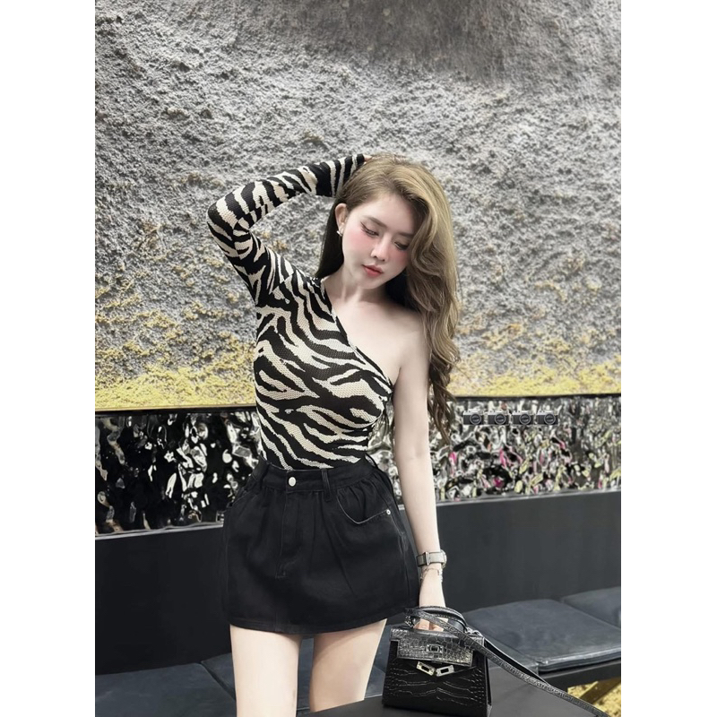 Áo lệch vai lưới vằn hoạ tiết xinh sang