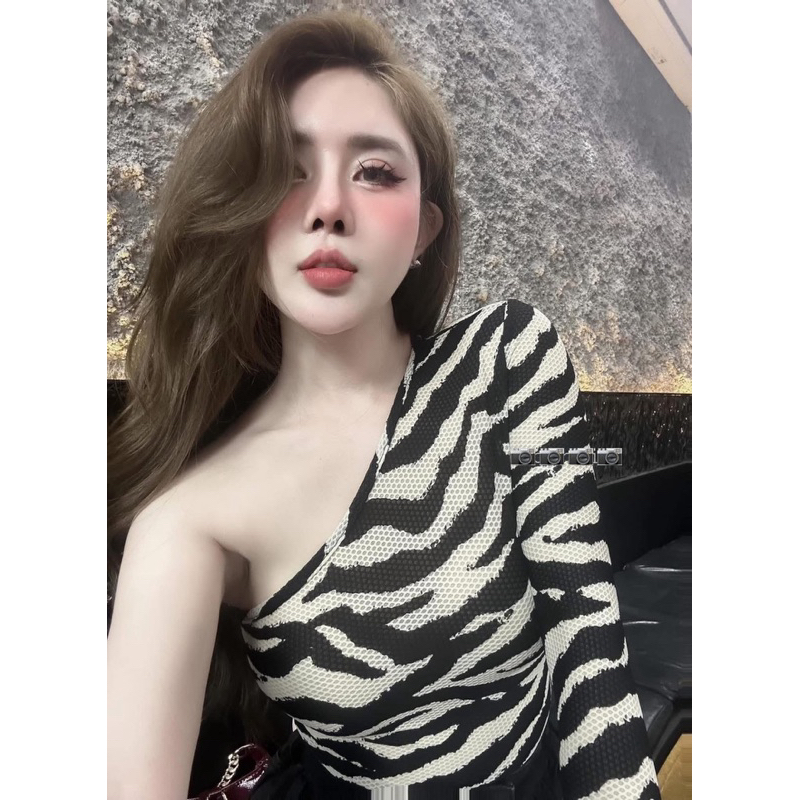 Áo lệch vai lưới vằn hoạ tiết xinh sang