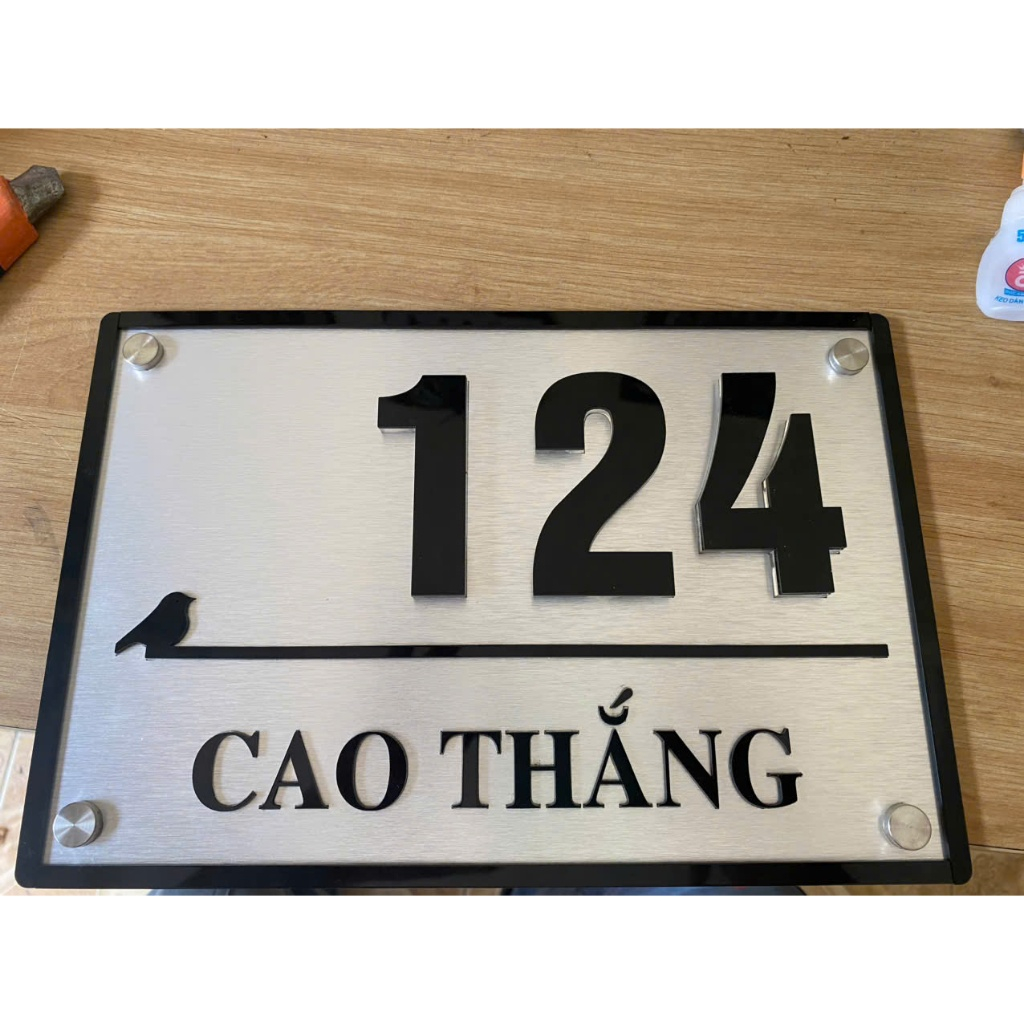 Bảng số nhà alu bạc xước chữ đen , số nổi