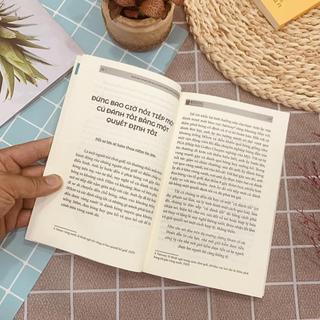 Sách - Chạm Vào Hạnh Phúc: 100 Câu Chuyện Khiến Bạn Mỉm Cười Mỗi Ngày - MCBooks