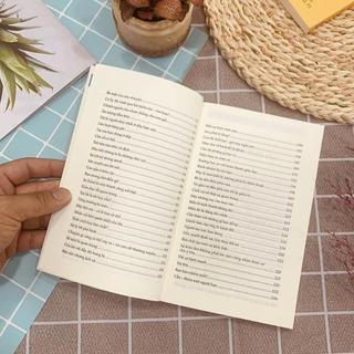 Sách - Chạm Vào Hạnh Phúc: 100 Câu Chuyện Khiến Bạn Mỉm Cười Mỗi Ngày - MCBooks
