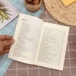 Sách - Chạm Vào Hạnh Phúc: 100 Câu Chuyện Khiến Bạn Mỉm Cười Mỗi Ngày - MCBooks