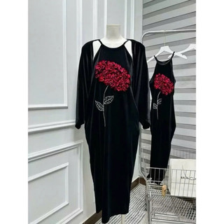 Váy nhung sát nách /hai dây/cổ yếm khâu cây hoa cẩm tú cầu đỏ dáng xuông
