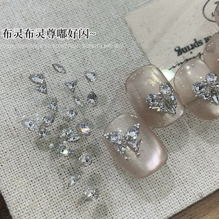 Đá chân bằng tạo hình tim , đá đính hình bướm siêu sáng