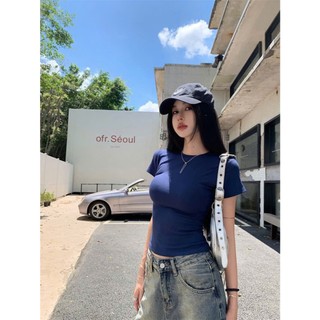 Áo thun croptop xoắn eo