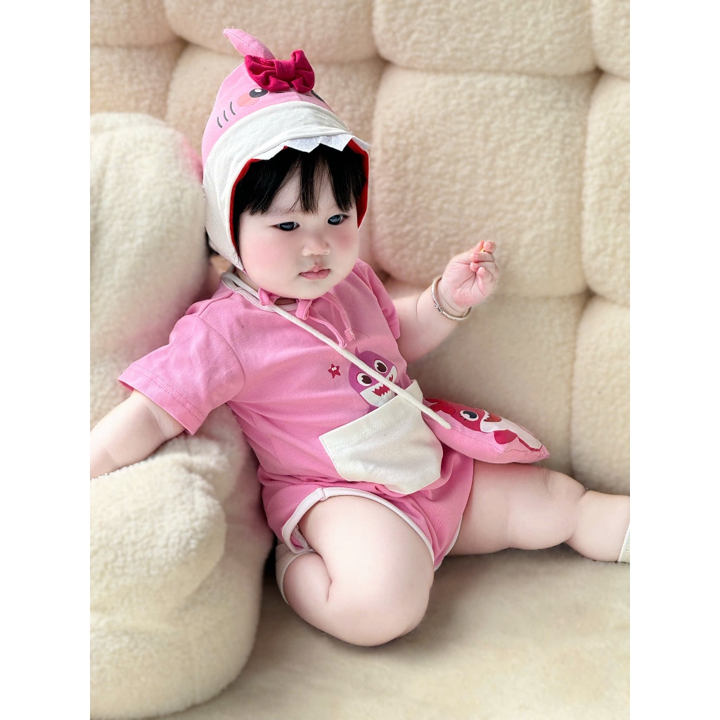 Deal Giảm 10% - Ship Hỏa Tốc Set bodysuit CÁ MẬP kèm mũ, túi đeo chéo, tặng tất xanh cover hàn cho bé 3-13kg đi biển