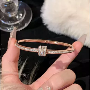 Vòng tay zircon mạ vàng hồng 18k sang trọng nhẹ nhàng đa năng thép titan cao cấp VT1