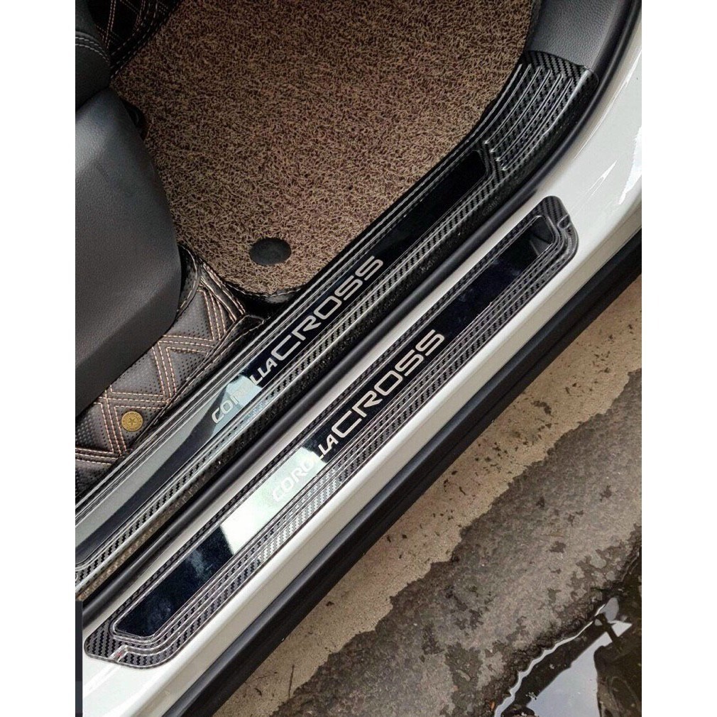 Ốp bậc cửa, nẹp bước chân Toyota Cross 2020 - 2022, Chất liệu Carbon cao cấp, tặng kèo keo trợ dính