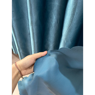 Rèm cửa màu xanh đậm, rèm khoen, chất liệu vải gấm chống nắng cản sáng 95%
