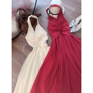 Đầm maxi tiểu thư sang trọng thiết kế cổ yếm xẻ ngực sâu thời trang gợi cảm đính hoa ở eo chất tơ mịn màng