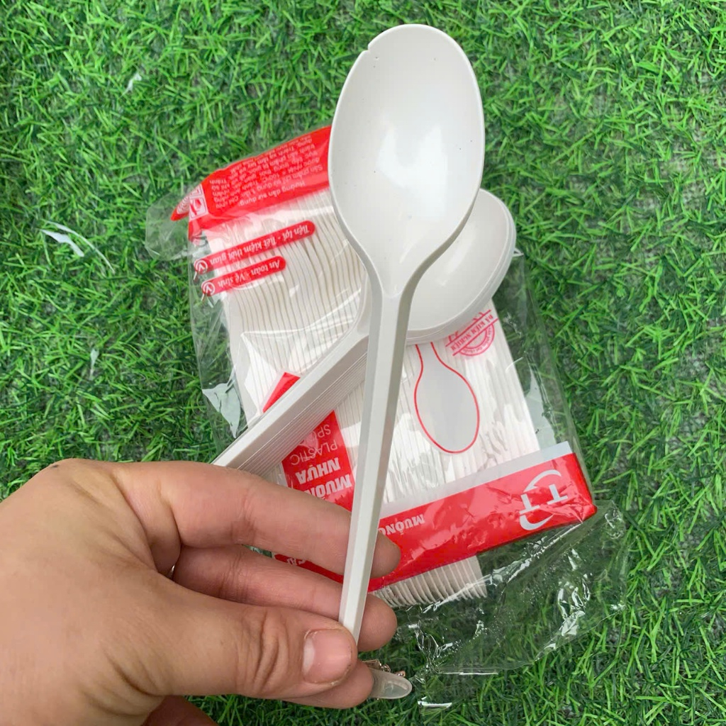 1 túi 70-80 chiếc thìa nhựa 1 lần cán dài màu trắng sứ dùng ăn cháo phở bún