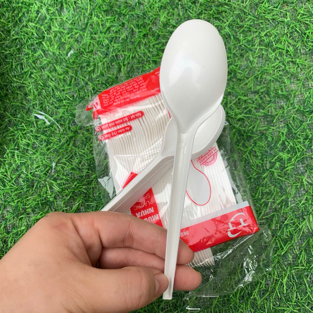 1 túi 70-80 chiếc thìa nhựa 1 lần cán dài màu trắng sứ dùng ăn cháo phở bún