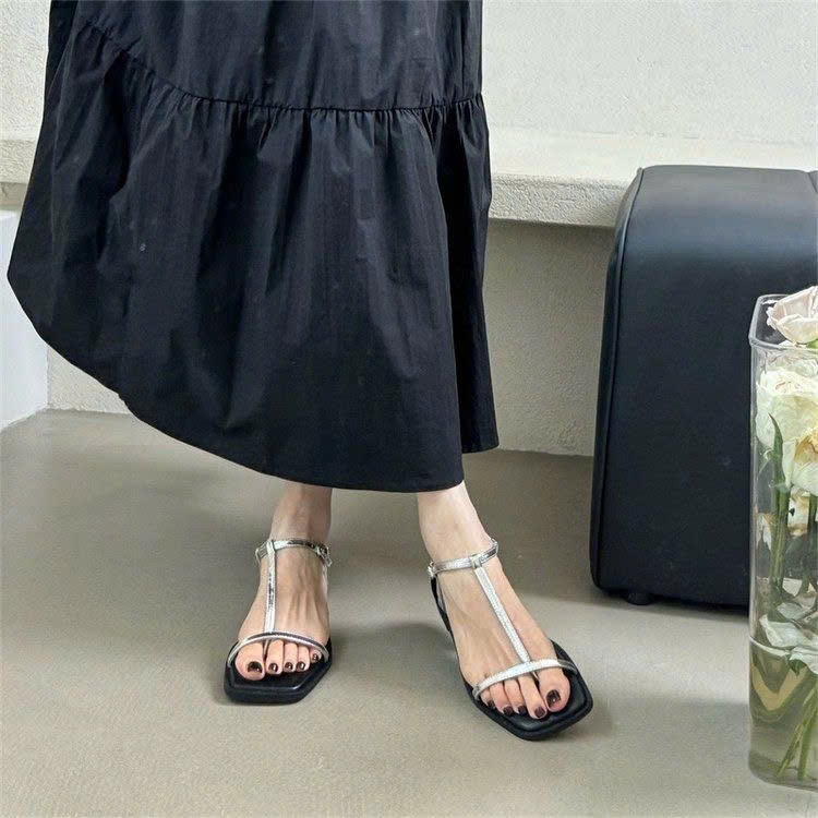 (Sẵn đen 37,40, trắng 38, đỏ 36) Dép Sandal Đế Dày Kẹp Mũi Nhọn Phong Cách Pháp Đơn Giản Sang Chảnh