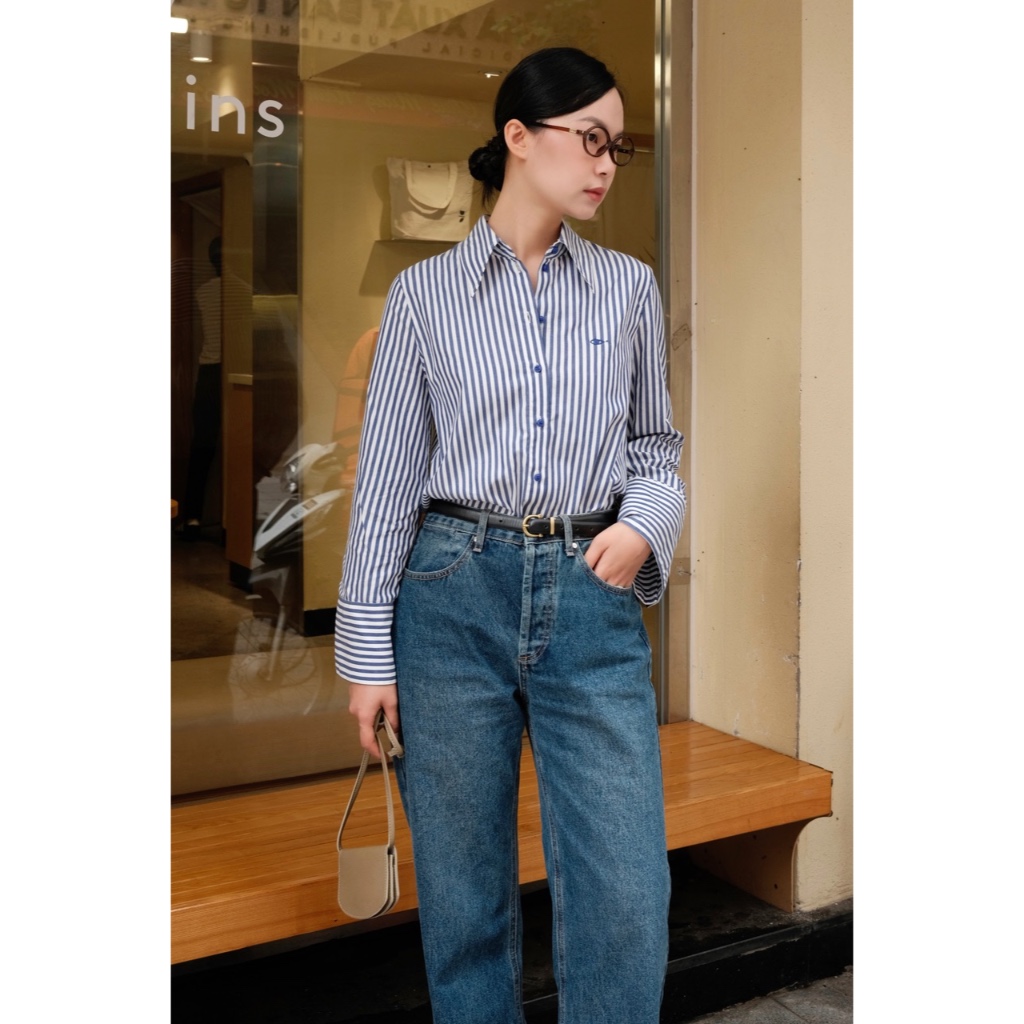 Ảnh TheBlueTshirt - Áo sơ mi sọc xanh tay dài măng sét to vạt bầu cho nữ - Sydney Oversize Shirt - Women 3
