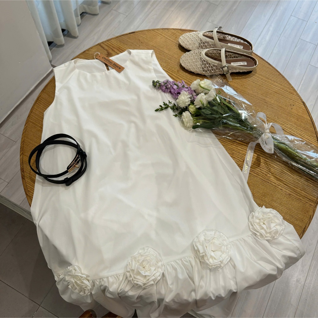Đầm maxi Chililuu váy nữ dài cổ tròn sát nách thắt eo gắn hoa trang trí phong cách tiểu thư thanh lịch