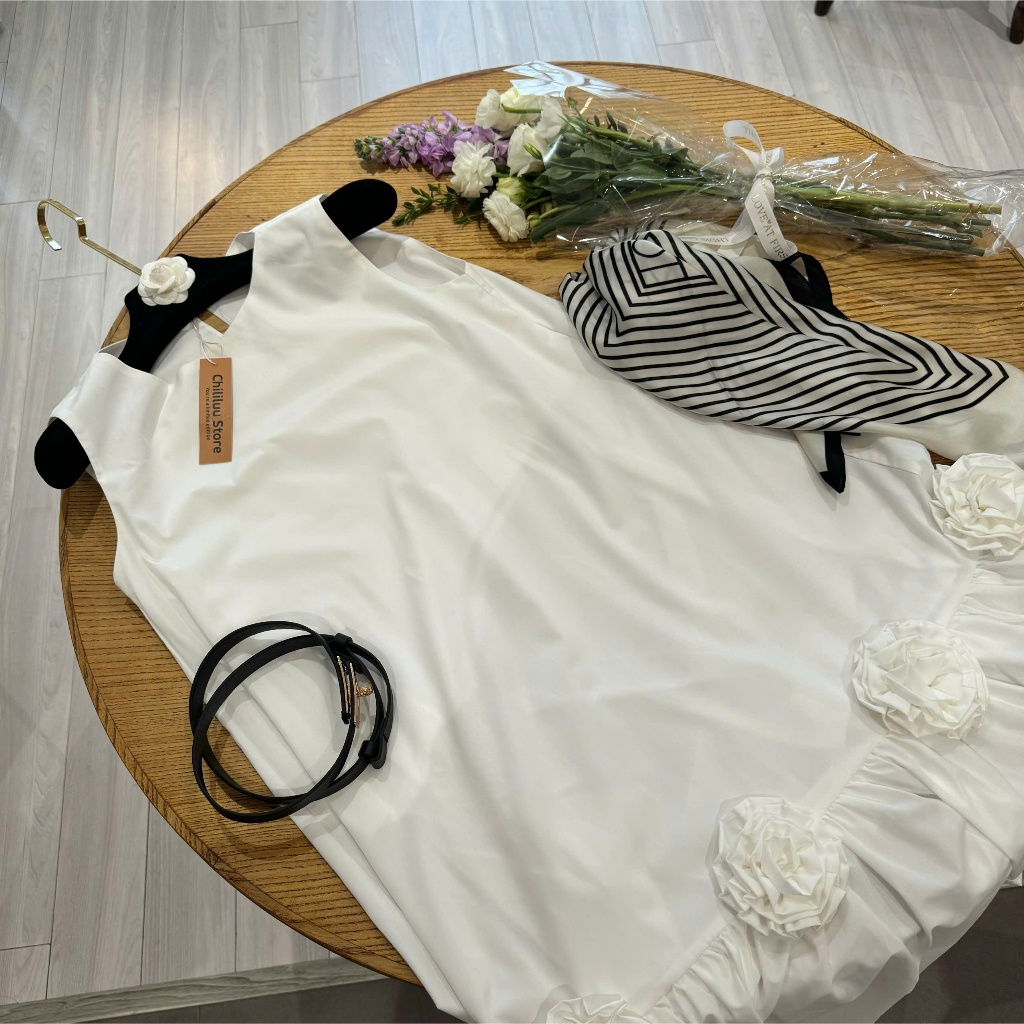 Đầm maxi Chililuu váy nữ dài cổ tròn sát nách thắt eo gắn hoa trang trí phong cách tiểu thư thanh lịch