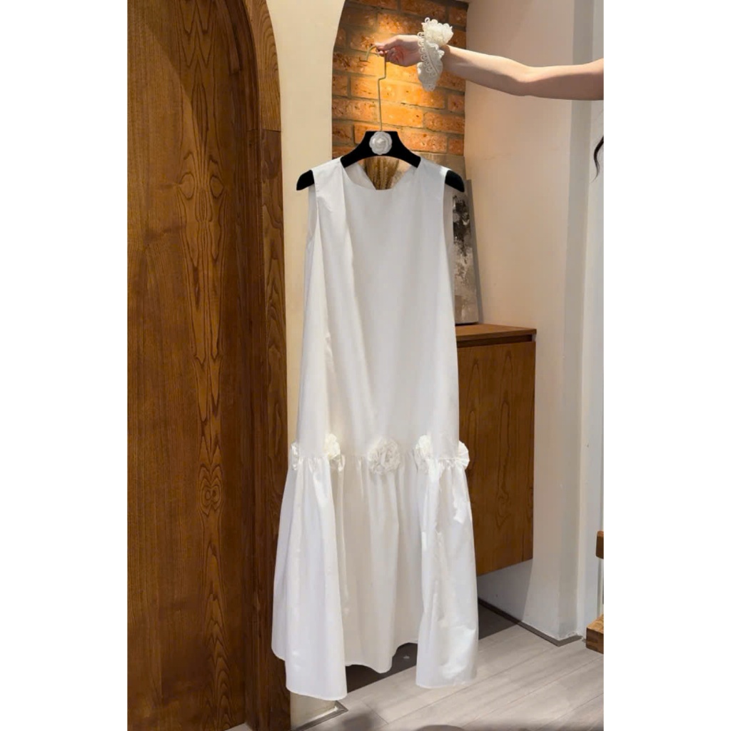 Đầm maxi Chililuu váy nữ dài cổ tròn sát nách thắt eo gắn hoa trang trí phong cách tiểu thư thanh lịch
