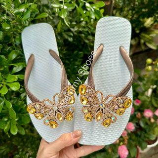 [Mũi Vuông-charm BỨM QUẠT VÀNG] DÉP XỎ NGÓN NỮ GẮN CHARM BỨM QUẠT VÀNG ĐÍNH FULL ĐÁ SÁNG LẤP LÁNH MIX CÙNG 18 MÀU ĐẾ