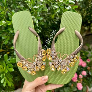 [Mũi Vuông-charm BỨM QUẠT VÀNG] DÉP XỎ NGÓN NỮ GẮN CHARM BỨM QUẠT VÀNG ĐÍNH FULL ĐÁ SÁNG LẤP LÁNH MIX CÙNG 18 MÀU ĐẾ