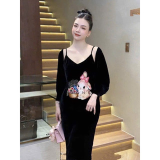 Váy hai dây nhung the thêu thỏ đeo nơ cạnh giỏ hoa