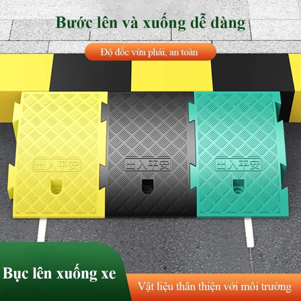Dốc bục lên xuống xe máy, xe hơi hình tam giác chất liệu nhựa PVC bền bỉ kèm ốc vít cố định