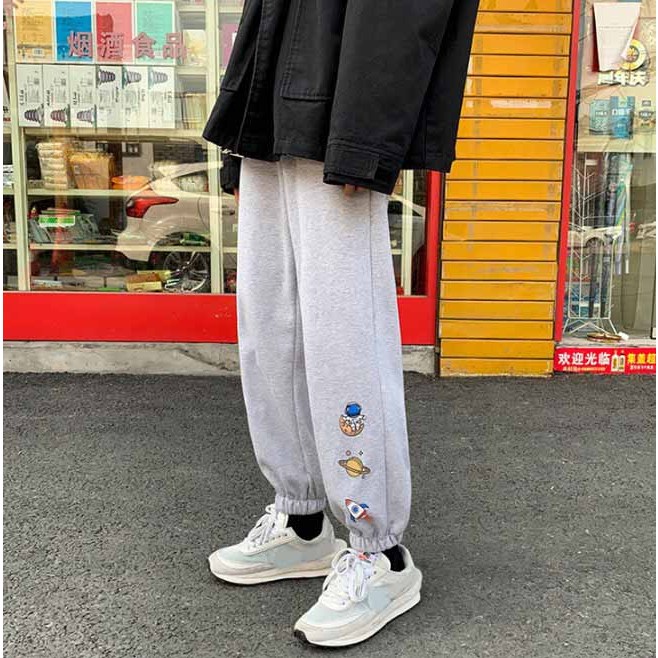Quần jogger thể thao ulzzang bo ở gấu quần in hình vũ trụ 2 Màu Đen Trắng Chất Nỉ dày dặn mặc nhà đi chơi đều đẹp SSL