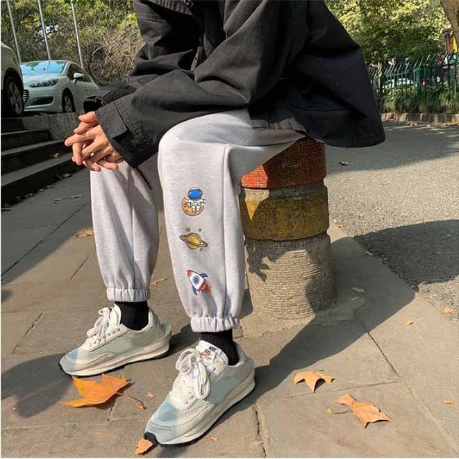 Quần jogger thể thao ulzzang bo ở gấu quần in hình vũ trụ 2 Màu Đen Trắng Chất Nỉ dày dặn mặc nhà đi chơi đều đẹp SSL