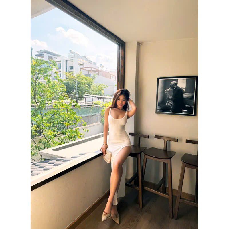 Đầm trắng hai dây dáng dài xẻ tà cao, váy body hai dây xẻ tà cao gợi cảm khoét ngực sâu