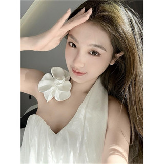 Set áo cúp ngực đính hoa kèm quần dài ống loe hoặc váy ngắn bánh bèo chất vải tơ phù hợp đi biển