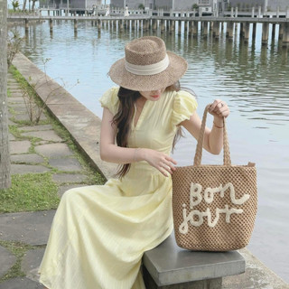 Váy nữ midi vàng tay ngắn bồng dáng xòe cổ V kéo khóa, đầm nữ suông dài chất vải xước nhăn mềm mại Yuumi HCOM25503