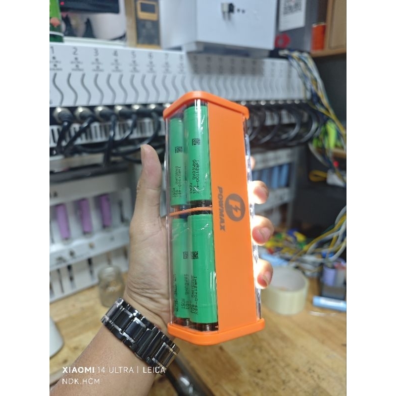 ndk..hcm box 8 cell 18650 21700 ( chưa pin) trong suốt có lò xo .đèn ...